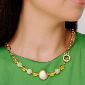 Collar fino que te hace ver más elegante.