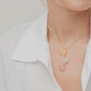 Cadena Corta Corazones Tejidos a Mano